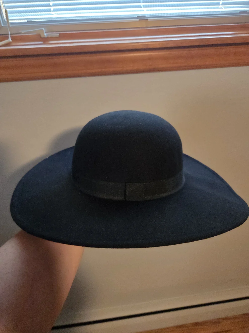 Hot Topic Black Wide-Brim Bowler-Style Felt Hat